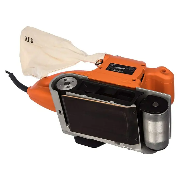 AEG Powertools Elektro-Bandschleifmaschine BBSE 1100 - 1.100 W, Bandgeschwindigkeit: 230 m/min - 400 m/min - Nahaufnahme eines AEG-Bandschleifers mit Staubbeutel, der auf einer schwarzen Oberfläche steht und zum Holzschleifen verwendet wird.