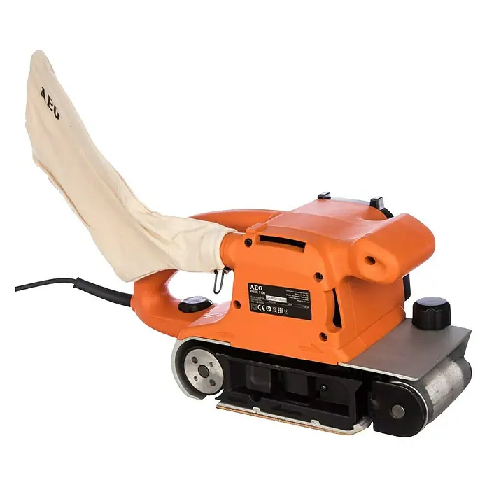 AEG Powertools Elektro-Bandschleifmaschine BBSE 1100 - 1.100 W, Bandgeschwindigkeit: 230 m/min - 400 m/min - Abbildung eines AEG BBSE 1100 Bandschleifers in orange mit Staubbeutel und Netzkabel. Ein Werkzeug für Holz- und Metallbearbeitung.
