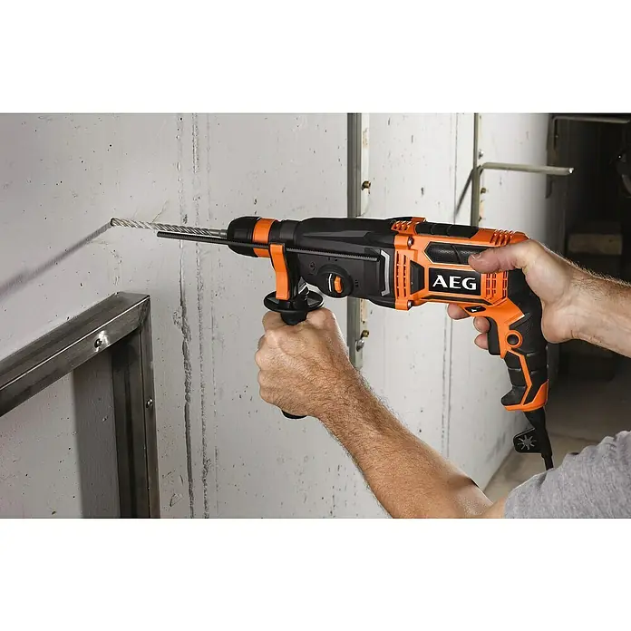 AEG Powertools Kombihammer KH 24 IXE - 800 W, 2,4 J, SDS-Plus-Aufnahme - AEG-Bohrmaschine beim Bohren eines Lochs in eine Betonwand.