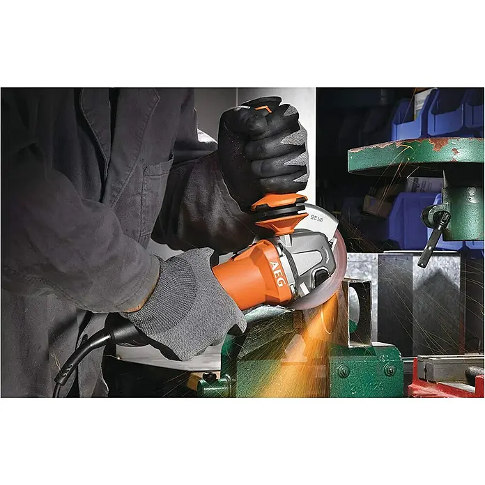 AEG Powertools Winkelschleifer-Set WS 10-125 S - 1.000 W, Durchmesser Scheibe: 125 mm, Leerlaufdrehzahl: 11.500 U/min - Der AEG Winkelschleifer schneidet Metall und erzeugt Funken, während er von einer Person mit Handschuhen gehalten wird.