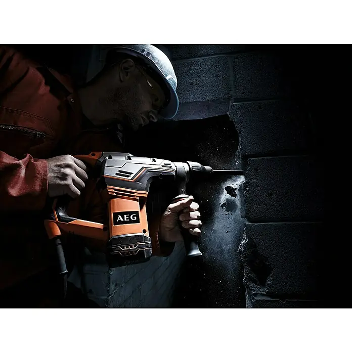 AEG Powertools Abbruchhammer MH 5 G - 1.100 W, 7,5 J, SDS-Max-Aufnahme - Nahaufnahme eines Bauarbeiters mit AEG Bohrhammer bei der Arbeit, der durch eine Betonwand bohrt.