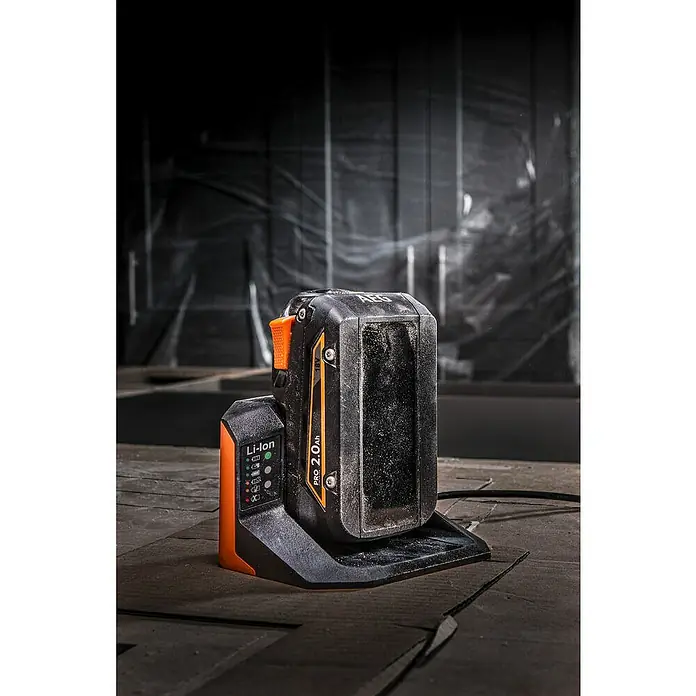 AEG Pro 18V Akku L1820S - 18 V, 2 Ah - Nahaufnahme eines AEG PRO 2.0Ah 18V Li-Ionen-Akkus auf einem Ladegerät, der die Kompaktheit und das robuste Design für Elektrowerkzeuge hervorhebt.