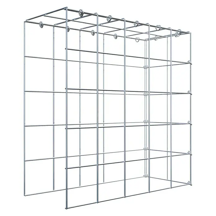 Gabiona Gabione Typ 4 - Zum Anbau in Länge & Höhe, 50 x 20 x 50 cm, Stahl, Maschenbreite: 100 mm, Maschenhöhe: 100 mm, C-Ring - Eine Nahaufnahme eines silbernen Drahtgitterregals mit quadratischen Fächern und Aufhängeringen oben. Die Gitterkonstruktion ist robust und modern.