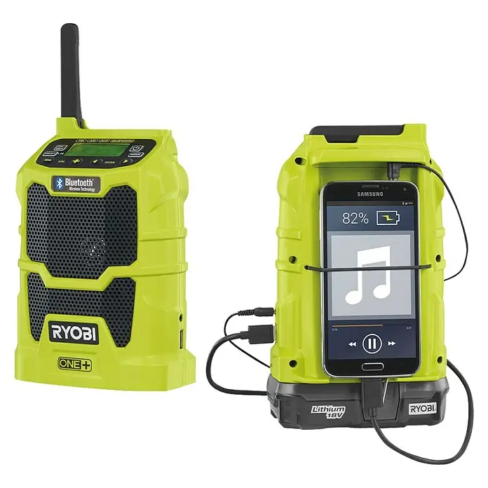 Ryobi ONE+ Radio Bluetooth de batería R18R-0 - Frecuencia: 87,5 - 108,0 kHz (FM) - Radio Ryobi ONE+ con función Bluetooth y un teléfono inteligente conectado a la radio para reproducir música.