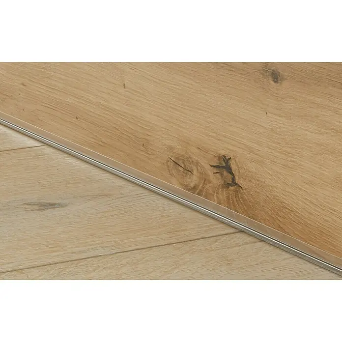 BAUHAUS Buffetschrank Sandra - Breite: 120 cm, Weiß, Dekor Korpus: Weiß, Ausstattung: Mikrowelle - Nahaufnahme von Laminatboden mit einer silberfarbenen Übergangsleiste.