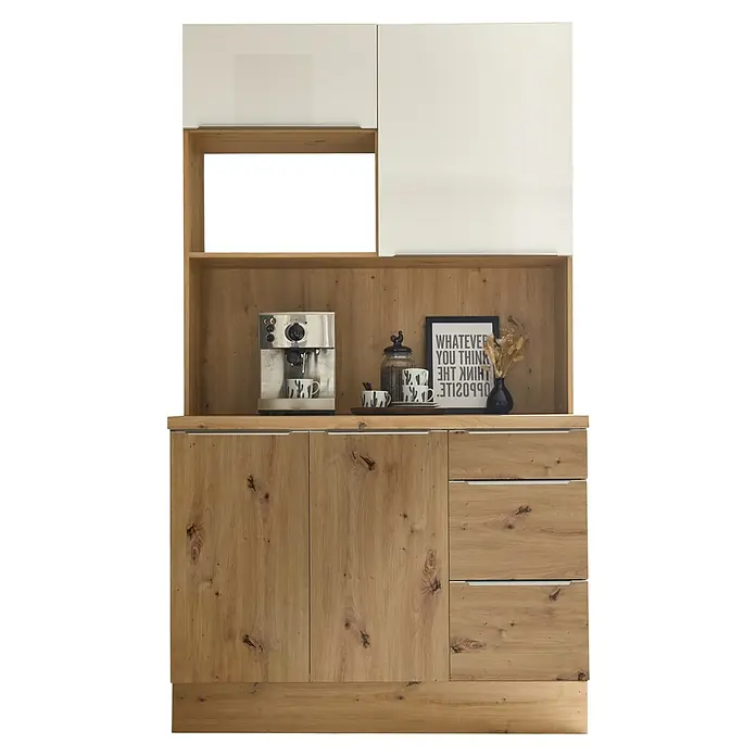BAUHAUS Buffetschrank Sandra - Breite: 120 cm, Weiß Hochglanz, Dekor Korpus: Artisan Eiche - Ein Küchenbuffet aus hellem Holz mit weißen Hängeschränken, das mit einer Espressomaschine und Dekorationsgegenständen dekoriert ist.