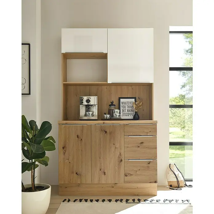BAUHAUS Buffetschrank Sandra - Breite: 120 cm, Weiß Hochglanz, Dekor Korpus: Artisan Eiche - Moderne Anrichte mit weißen Hängeschränken und Holzelementen, die stilvollen Stauraum und ein elegantes Design bietet.