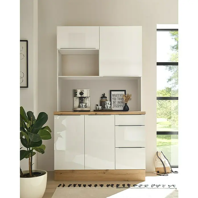 BAUHAUS Buffetschrank Sandra - Breite: 120 cm, Weiß Hochglanz, Dekor Korpus: Weiß - Eine moderne, weiße Küchenanrichte mit Holzplatte, Stauraum und Regalen für Kaffeemaschine und Deko, ideal für stilvolle Küchen.