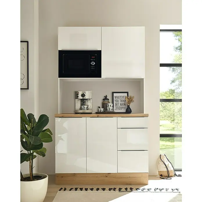 BAUHAUS Buffetschrank Sandra - Breite: 120 cm, Weiß, Dekor Korpus: Weiß, Ausstattung: Mikrowelle - Das Bild zeigt ein modernes Küchenbuffet in Weiß mit Holzarbeitsplatte, Mikrowelle und Deko-Elementen. Perfekt für stilvolle Küchen.