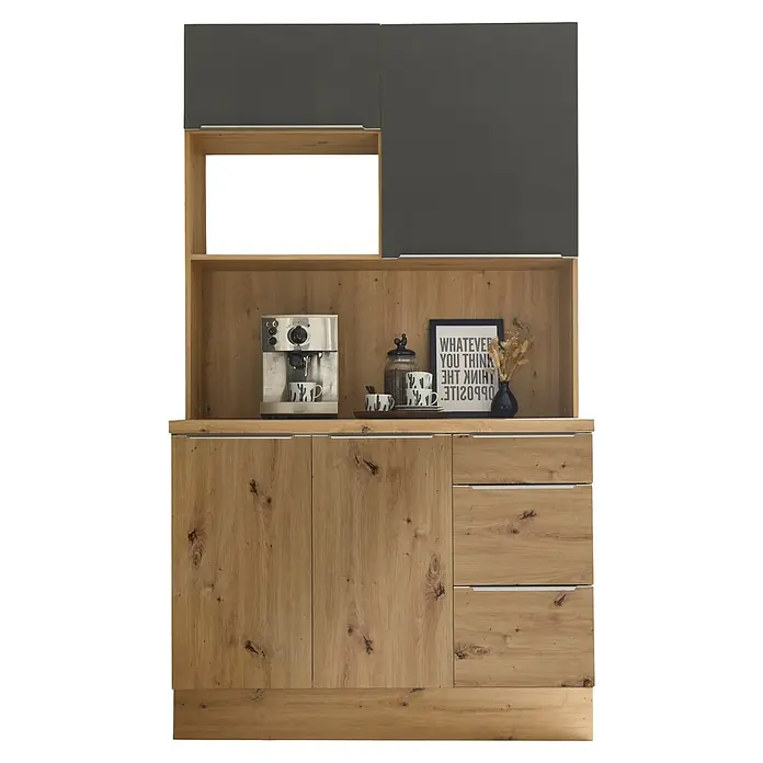 BAUHAUS Buffetschrank Sandra - Breite: 120 cm, Grau matt, Dekor Korpus: Artisan Eiche - Schrankkombination: Graue Hängeschränke über offenen Holzregalen und Holzunterschränken mit Arbeitsplatte und Dekoration.