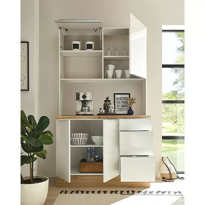 BAUHAUS Buffetschrank Sandra - Breite: 120 cm, Weiß Hochglanz, Dekor Korpus: Weiß - Moderner weißer und Holz-Küchenschrank mit offenen Regalen, geschlossenen Fächern und Schubladen, als Kaffeebar genutzt.