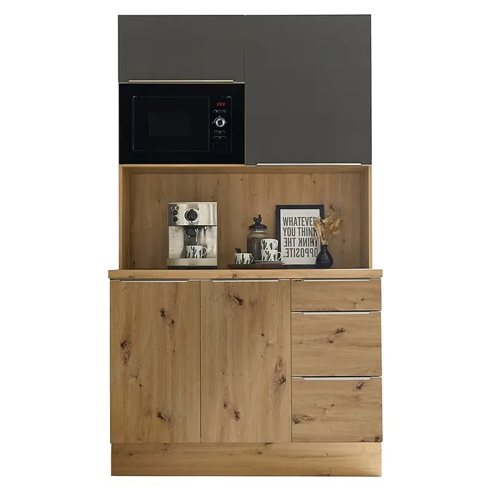 BAUHAUS Buffetschrank Sandra - Breite: 120 cm, Grau, Dekor Korpus: Artisan Eiche, Ausstattung: Mikrowelle - Küchenschrank mit Mikrowelle, Kaffeemaschine, Tassen und Deko. Der Schrank ist aus hellem Holz und hat graue Oberschränke.