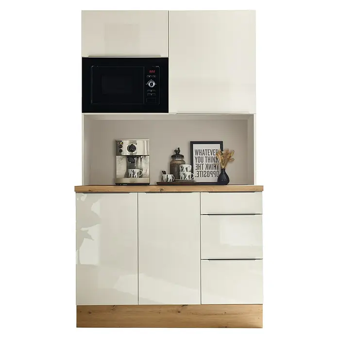 BAUHAUS Buffetschrank Sandra - Breite: 120 cm, Weiß, Dekor Korpus: Weiß, Ausstattung: Mikrowelle - Eine moderne Küchenzeile in Weiß mit einer Mikrowelle, einer Kaffeemaschine und stilvollen Accessoires auf der Arbeitsplatte.