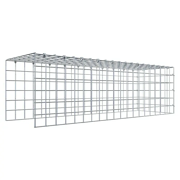 Gabiona Gabione Typ 4 - Zum Anbau in Länge & Höhe, 100 x 30 x 30 cm, Stahl, Maschenbreite: 50 mm, Maschenhöhe: 50 mm, C-Ring - Nahaufnahme einer länglichen Gabione mit verzinktem Drahtgitter in rechteckiger Form vor einem neutralen schwarzen Hintergrund.
