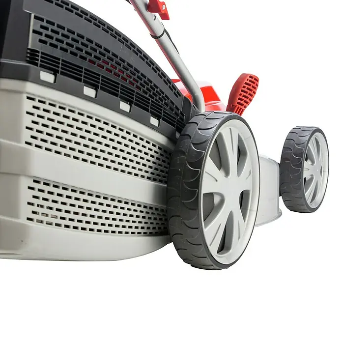 AL-KO Comfort Elektro-Rasenmäher Silver 46.4 E - 1.600 W, Schnittbreite: 46 cm - Nahaufnahme eines Rasenmähers mit Fangkorb und Rädern, der auf einer ebenen Fläche steht. Der Rasenmäher ist rot, grau und schwarz.