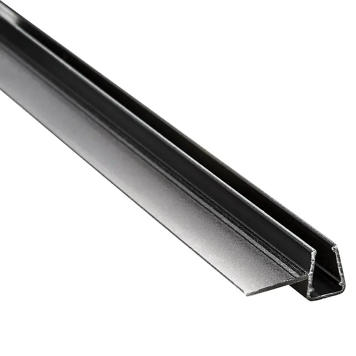 Perfil de sellado de cruce - 200 x 2,52 x 1,3 cm, Negro - Primer plano de un perfil en U de metal plateado. Ideal para enmarcar, perfilar o crear bordes. Elemento de diseño industrial, robusto y versátil.
