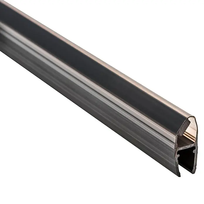 Perfil de sellado magnético cuña N - 200 x 1,05 x 2,6 cm, Negro - Primer plano de un perfil de aluminio brillante de color plateado con una forma compleja sobre un fondo negro.