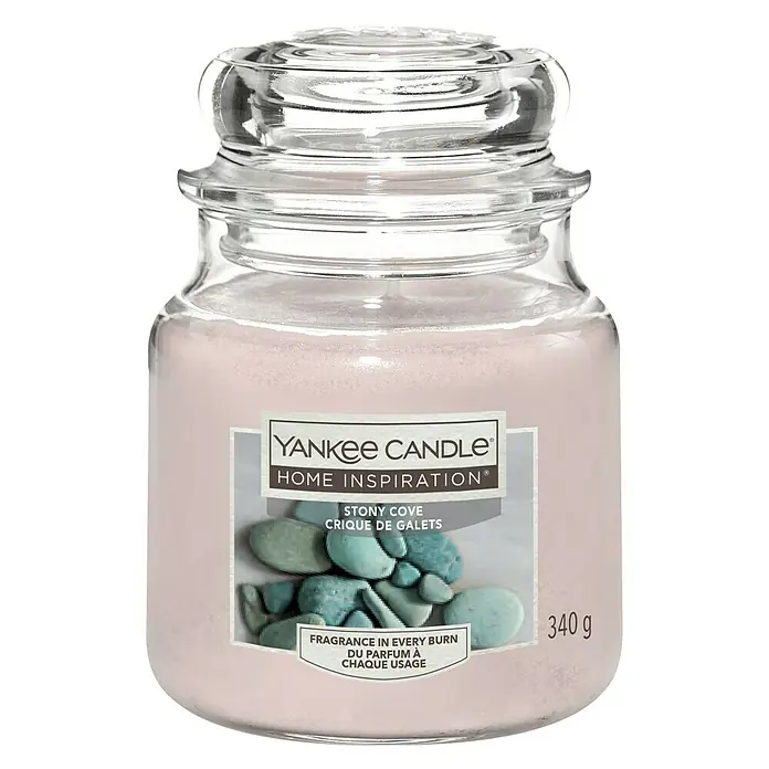 Yankee Candle Home Inspirations Duftkerze - Im Glas, Stony Cove, Medium - Ein Yankee Candle Home Inspiration Duftkerze mit dem Duft Stony Cove, präsentiert in einem Glas mit Deckel.