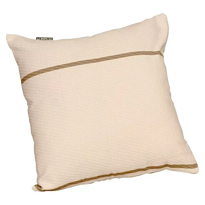La Siesta Kissenhülle Cariño - Nougat, L x B: 50 x 50 cm, Baumwolle - Helles Kissen mit dezenter Webstruktur, diagonalen braunen Streifen und 'LA SIESTA' Etikett.