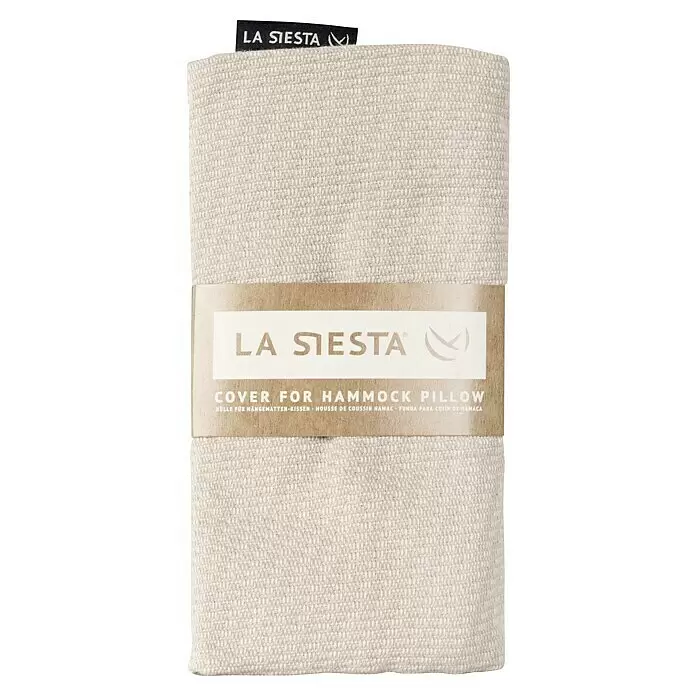 La Siesta Kissenhülle Cariño - Nougat, L x B: 50 x 50 cm, Baumwolle - Zusammengefalteter hellbeiger Kissenbezug für Hängematten aus Webstoff, mit braunem Papierband und 'LA SIESTA' Branding.