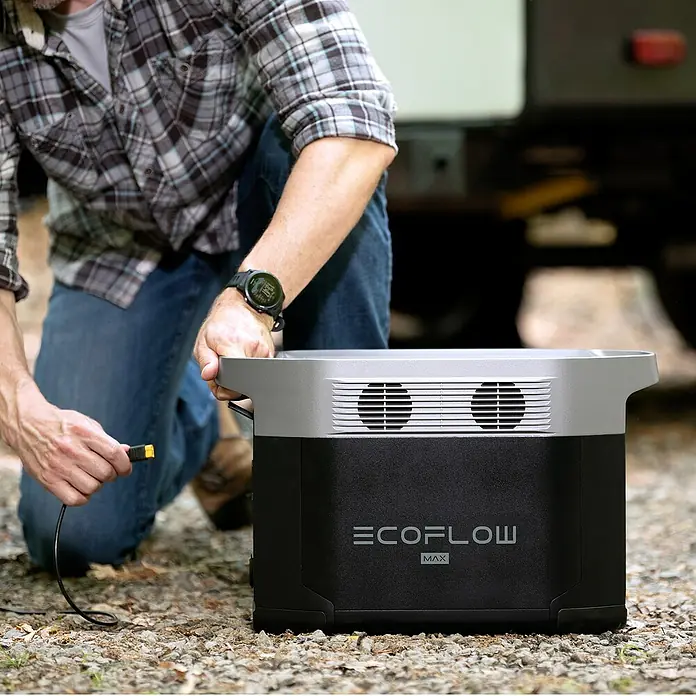 EcoFlow Estación de energía portátil Delta Max - 2.016 Wh, Negro - Un hombre conecta una estación de energía EcoFlow Max, diseñada para actividades al aire libre y camping.