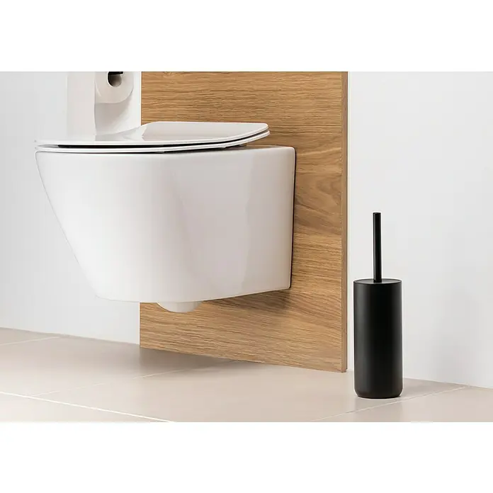 Venus Matte Black WC-Bürstengarnitur - Polyresin, Schwarz - Nahaufnahme einer modernen, wandhängenden Toilette mit Holzwand und einer schwarzen Toilettenbürste.