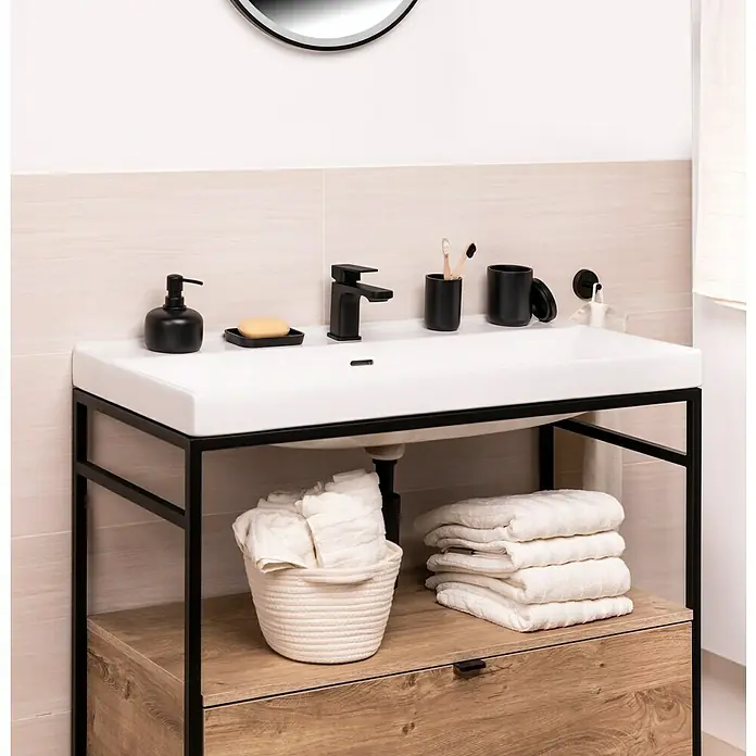 Venus Matte Black Seifenspender - Polyresin, Schwarz - Waschbeckenunterschrank mit schwarzem Metallgestell, weißem Aufsatzwaschbecken und Holzschublade für ein stilvolles Badezimmerambiente.