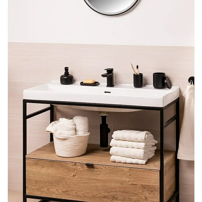 Venus Matte Black Seifenspender - Polyresin, Schwarz - Ein modernes Badezimmer-Waschbecken mit schwarzen Armaturen und stilvollen Badaccessoires, die eine elegante und funktionale Atmosphäre schaffen.