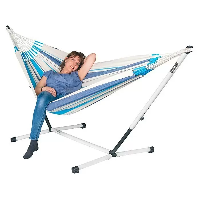 La Siesta Hängemattengestell Nautico Single Size - L x B x H: 310 x 90 x 115 cm, Stahl - Frau entspannt in einer blau-weiß gestreiften Hängematte auf einem weißen Gestell.