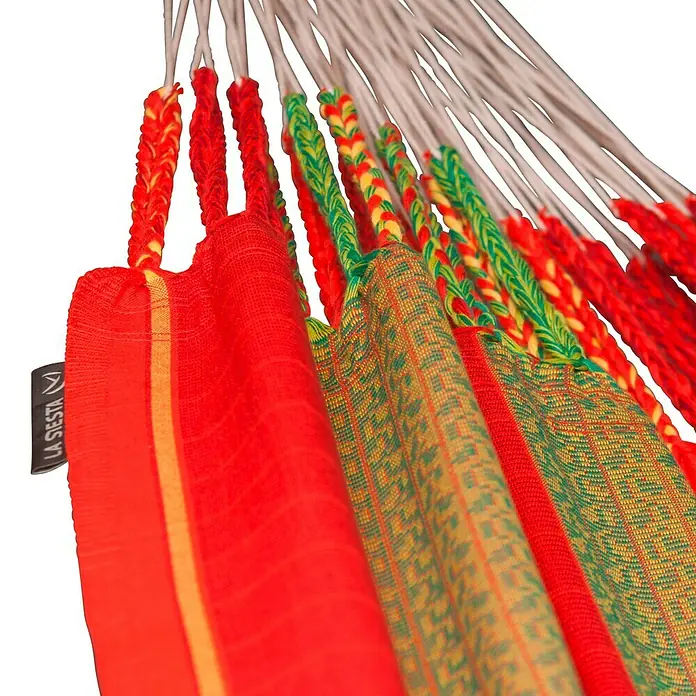 La Siesta Doppelhängematte Flora - L x B: 400 x 180 cm, Chili, Ausführungseigenschaft: Kingsize - Nahaufnahme einer farbenfrohen Hängematte von La Siesta, die zum Entspannen und Genießen einlädt. Die Hängematte bietet Komfort und Stil.