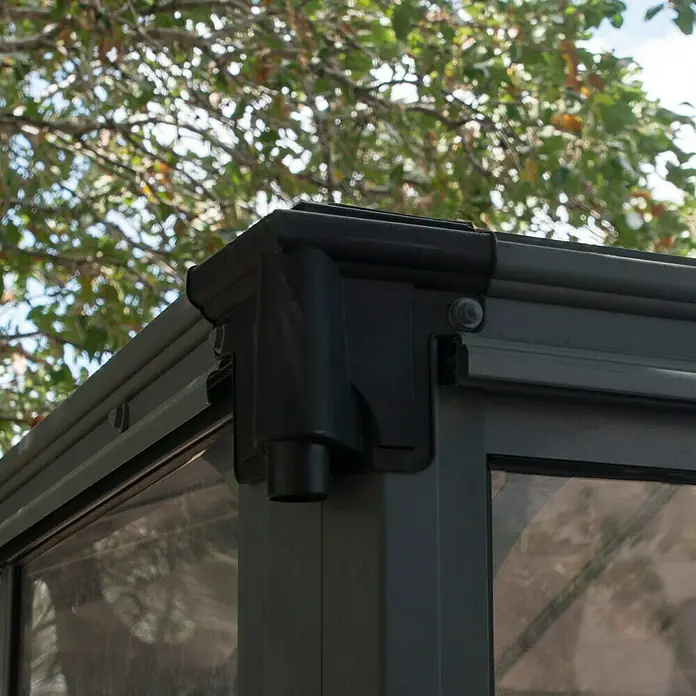 Palram – Canopia Gartenpavillon Ledro 3600 - B x T: 360 x 360 cm, Farbe Gestell: Anthrazit, Aluminium - Detailaufnahme einer modernen Terrassenüberdachung mit Regenrinne und Entwässerungssystem im eleganten Design.