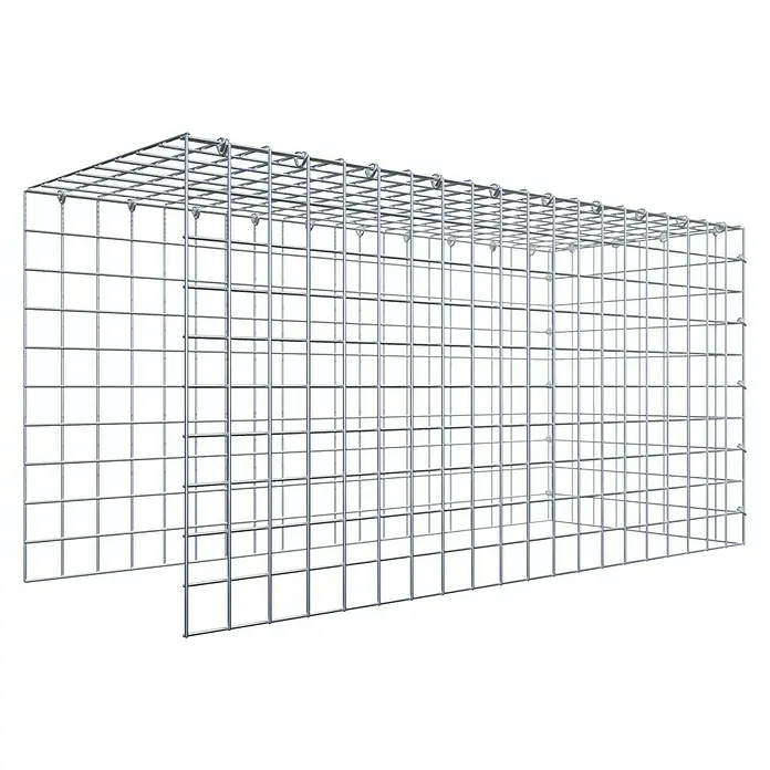Gabiona Gabione Typ 4 - Zum Anbau in Länge & Höhe, 100 x 40 x 50 cm, Stahl, Maschenbreite: 50 mm, Maschenhöhe: 50 mm, C-Ring - Nahaufnahme einer rechteckigen Gabione aus verzinktem Drahtgitter mit quadratischen Maschen vor schwarzem Hintergrund.