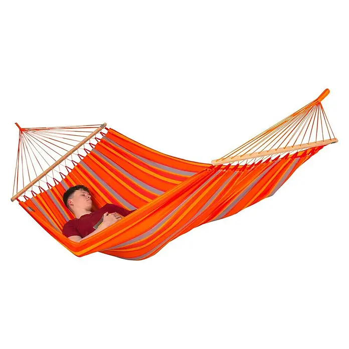 La Siesta Stabhängematte Alisio - L x B: 350 x 160 cm, Toucan, Double - Mann entspannt in einer orange-gestreiften Hängematte. Die Hängematte ist zwischen zwei Holzrahmen befestigt und bietet Komfort im Freien.