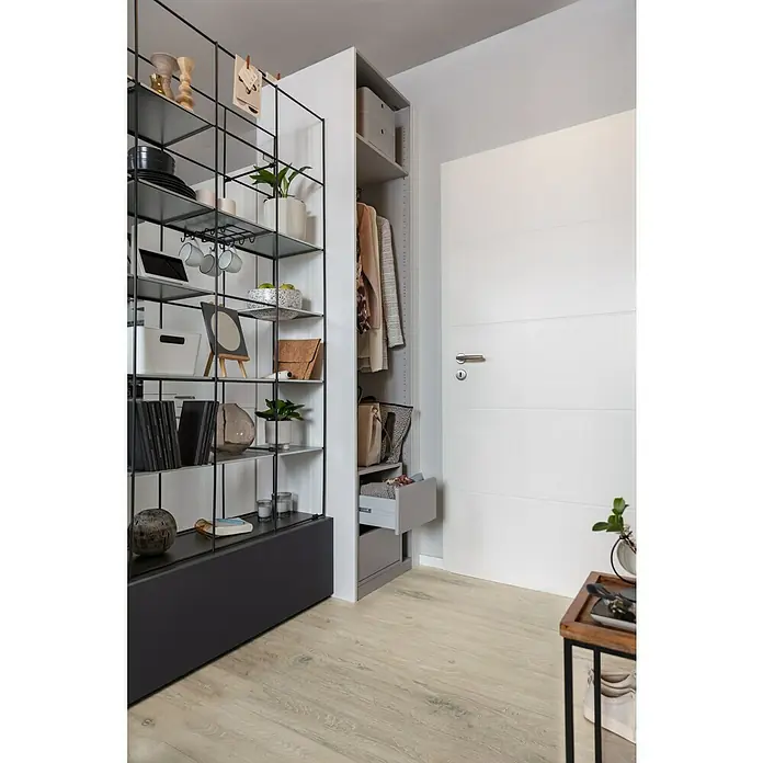 Kilsgaard Wohnungseingangstür Lines 57/14 SK1 KK2 - Klimaklasse nach RAL: II, 860 x 1.985 mm, DIN Anschlag: Rechts, Weiß lackiert, ähnlich RAL 9010 - Einblick in ein modernes Ankleidezimmer mit offenem Regalsystem und eingebautem Kleiderschrank mit Schublade.