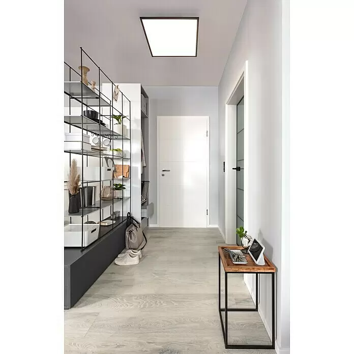Kilsgaard Wohnungseingangstür Lines 57/14 SK1 KK2 - Klimaklasse nach RAL: II, 860 x 1.985 mm, DIN Anschlag: Rechts, Weiß lackiert, ähnlich RAL 9010 - Quadratische LED-Deckenleuchte mit schwarzem Rahmen, spendet helles, gleichmäßiges Licht in einem modernen Flur.