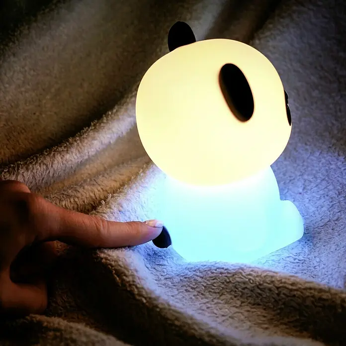 MegaLight LED-Nachtlicht PADDY PANDA - Weiß/Schwarz, L x B x H: 9 x 9 x 12 cm, RGBW, PADDY PANDA - Ein niedliches Panda-Nachtlicht, das sanft leuchtet und eine beruhigende Atmosphäre schafft, während eine Hand es berührt.