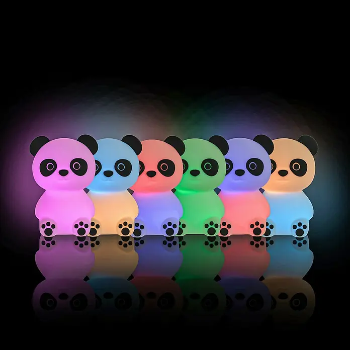 MegaLight LED-Nachtlicht PADDY PANDA - Weiß/Schwarz, L x B x H: 9 x 9 x 12 cm, RGBW, PADDY PANDA - Eine Reihe leuchtender Panda-Nachtlichter in verschiedenen Farben. Die Lampen spiegeln sich auf einer glänzenden Oberfläche wider.