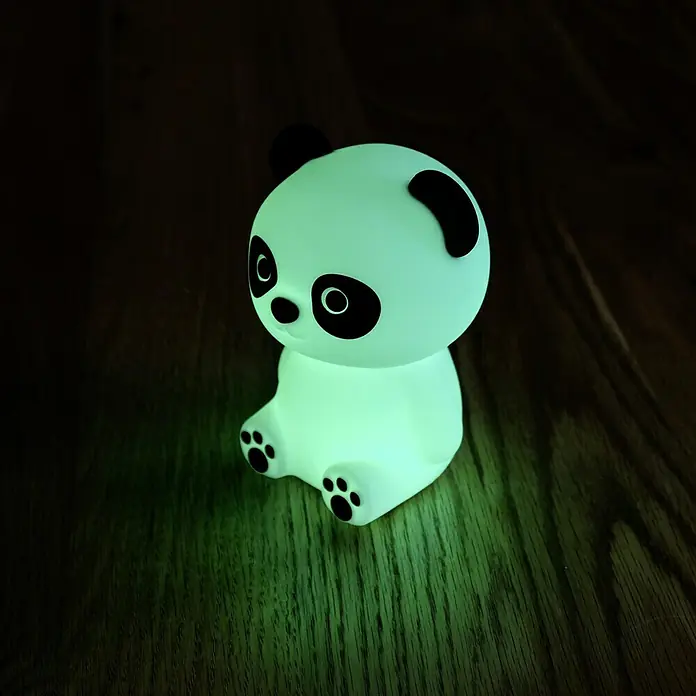 MegaLight LED-Nachtlicht PADDY PANDA - Weiß/Schwarz, L x B x H: 9 x 9 x 12 cm, RGBW, PADDY PANDA - Niedliche Panda-Nachtlampe, die ein sanftes, beruhigendes Leuchten auf einem dunklen Holztisch ausstrahlt. Perfekt für Kinderzimmer oder als dekoratives Element.