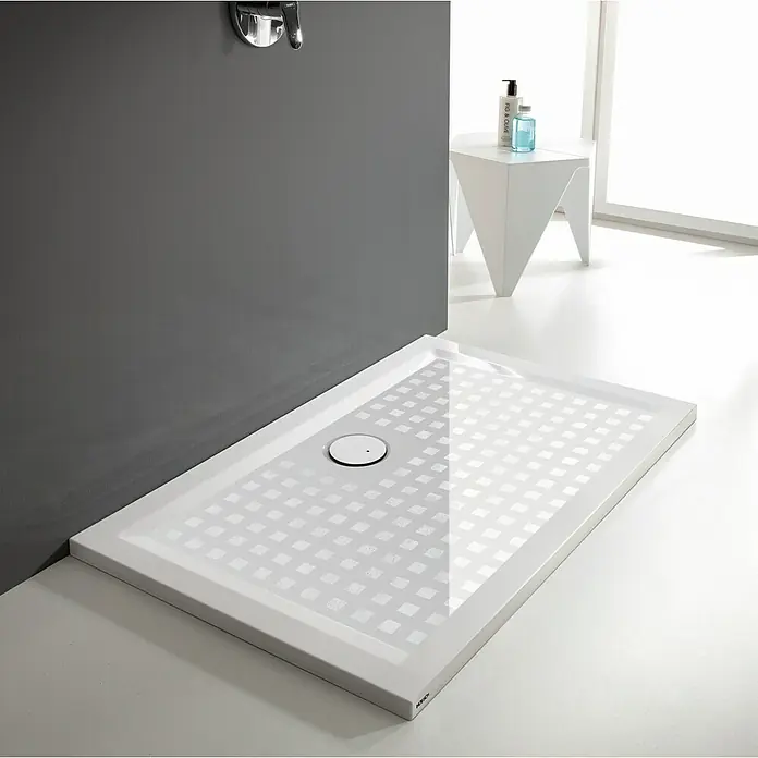 Hoesch Duschwanne Muna - L x B: 90 x 120 cm, Verbundwerkstoff, Weiß, Mit Antirutsch-Oberfläche - Elegante, flache Duschwanne mit quadratischem Muster und zentralem Ablauf für ein modernes Badezimmerdesign.