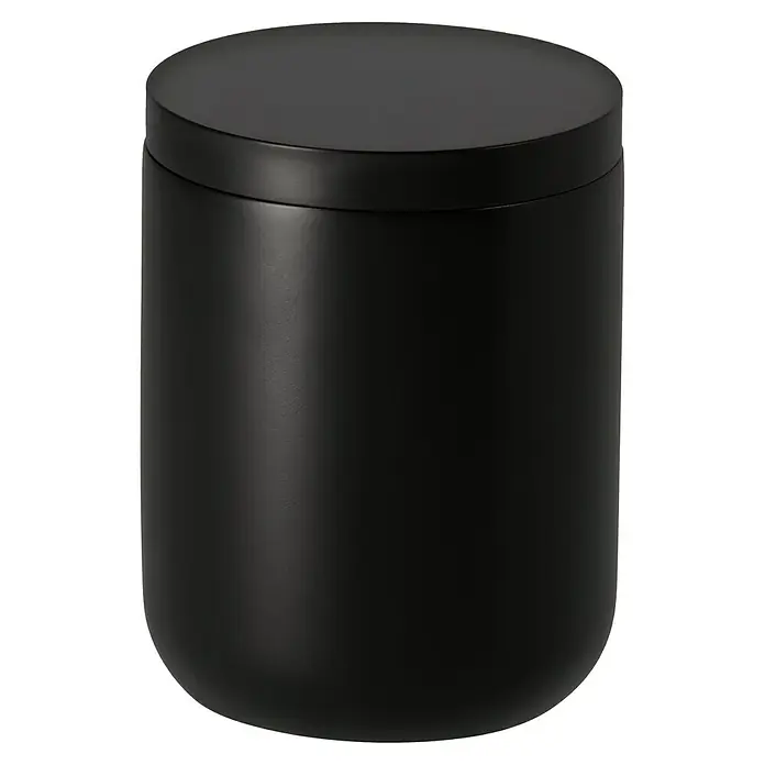 Venus Matte Black Wattepadspender - Schwarz, Matt - Ein schwarzer, zylindrischer Behälter mit Deckel, ideal zur Aufbewahrung kleiner Gegenstände oder als dekoratives Element im Raum.