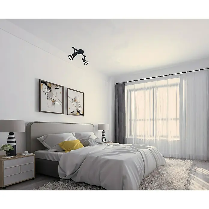 Tween Light LED-Deckenstrahler Florenz - 8 W, L x B x H: 27,5 x 14,6 x 8 cm, Schwarz-matt, Warmweiß, 2 Stk. - Ein Schlafzimmer mit einem modernen, grauen Bett, Kunstwerken und einer schwarzen Deckenleuchte. Die weichen Textilien laden zum Entspannen ein.