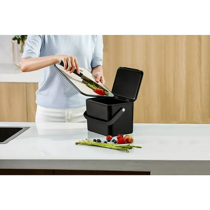 Vepa Bins Standard Mülleimer Foodwaste Caddy - 4 l, Kunststoff, Schwarz - Ein stilvoller, schwarzer Küchenkomposter mit Schneidebrettaufsatz, ideal zum Sammeln von Bioabfällen auf der Arbeitsfläche.