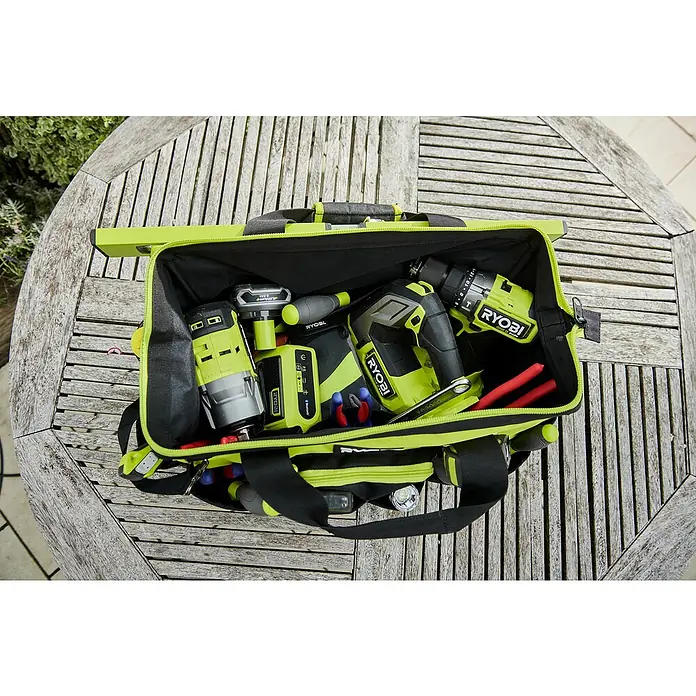 Ryobi Werkzeugtasche RSSMTB1 M - Polyester, Größe: M - Werkzeugtasche gefüllt mit verschiedenen Ryobi-Elektrowerkzeugen auf einem Holztisch.