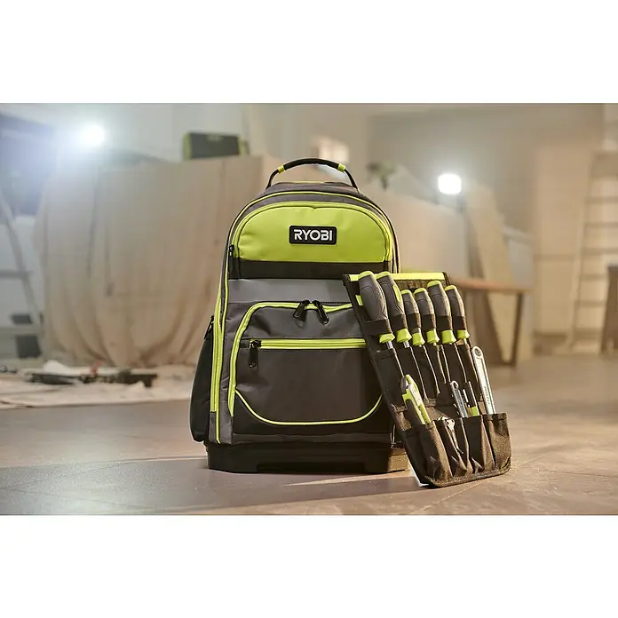 Ryobi Werkzeugrucksack RSSBP1 - 20 l, Grün/Schwarz - Grauer und neongrüner Ryobi-Werkzeugrucksack mit Werkzeugtasche mit verschiedenen Schraubenziehern.
