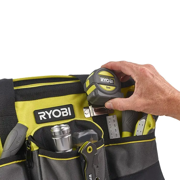 Ryobi Werkzeugtasche RSSSTB1 S - Polyester, Größe: S - Nahaufnahme einer gelben und schwarzen Ryobi Werkzeugtasche mit verschiedenen Werkzeugen und einem Maßband.