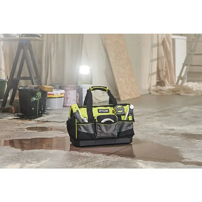 Ryobi Werkzeugtasche RSSSTB1 S - Polyester, Größe: S - Ryobi Werkzeugtasche vor einer Baustellenszene, die die robuste Konstruktion und die praktischen Aufbewahrungsmöglichkeiten hervorhebt.