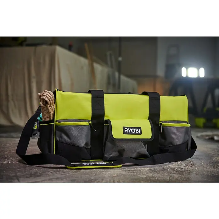 Ryobi Werkzeugtasche RSSLTB1 L - Polyester, Größe: L - Nahaufnahme einer gelb-schwarzen Ryobi Werkzeugtasche mit Tragegurt, ideal zum Transport von Werkzeugen und Zubehör.
