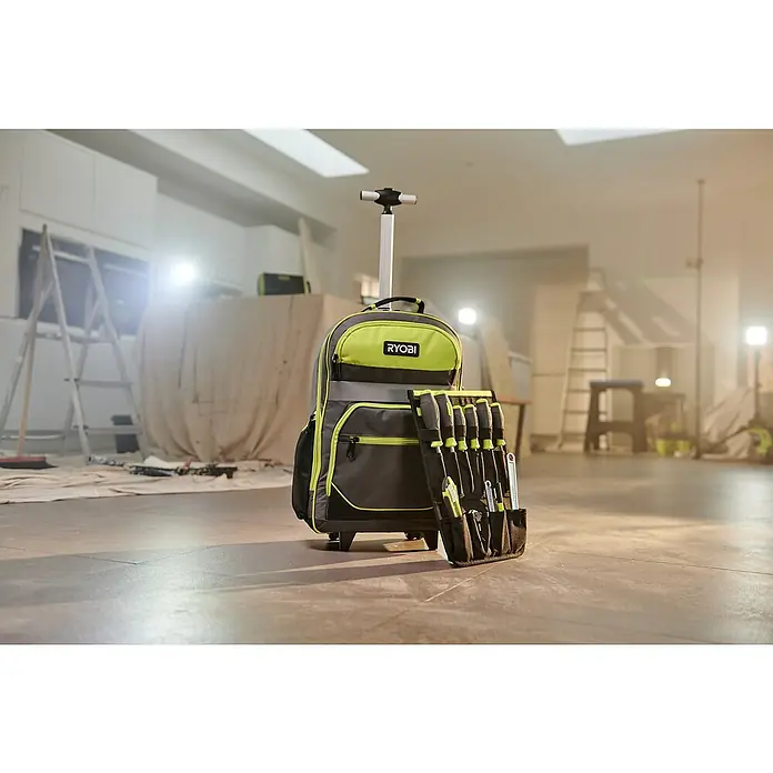 Ryobi Werkzeugrucksack RSSBP2 - 20 l, Ausstattung: Räder - Der Ryobi Rollrucksack mit Werkzeug-Set, ideal für Profis und Heimwerker, die Wert auf Ordnung und Transportfähigkeit legen.