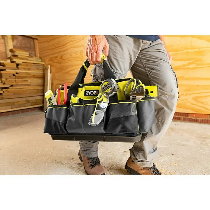 Ryobi Werkzeugtasche RSSMTB1 M - Polyester, Größe: M - Nahaufnahme einer Ryobi Werkzeugtasche, die mit Werkzeugen gefüllt ist und von einer Person in Arbeitskleidung getragen wird.