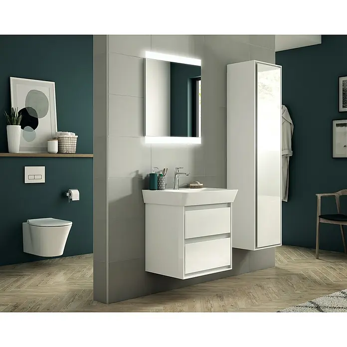 Ideal Standard Connect Air Waschtisch - 60 x 46 cm, Ohne Spezialglasur, Hahnloch: Mitte, Mit Überlauf, Weiß - Bild eines modernen Badezimmers mit einem weißen Waschtisch mit Schubladen und einem beleuchteten Spiegel.